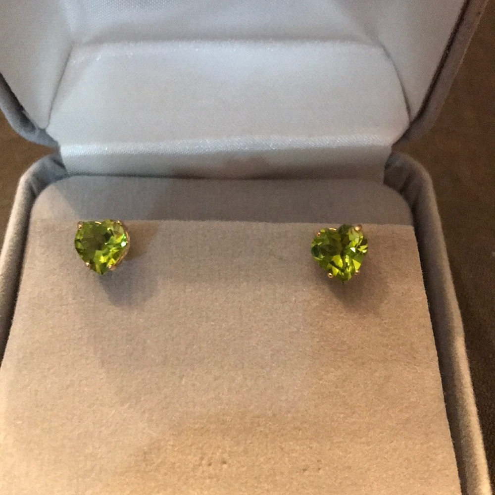 14 KT gold Peridot heart shaped earrings - Picture 2 of 7